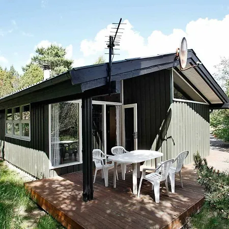 Three-bedroom Holiday In 35 Ålbæk