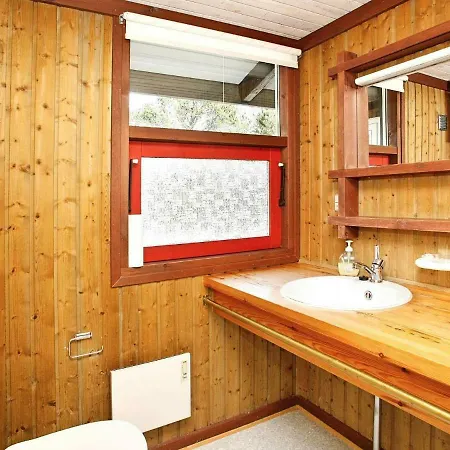 Vakantiehuis Three-bedroom Holiday In 35