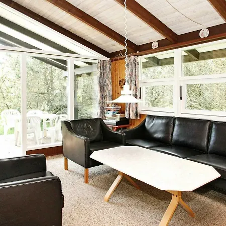 Three-bedroom Holiday In 35 *