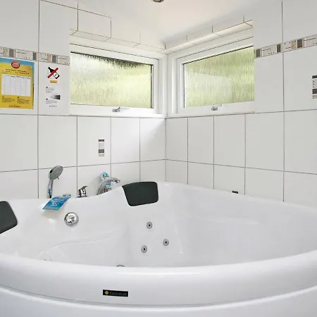 Three-bedroom Holiday In 35
